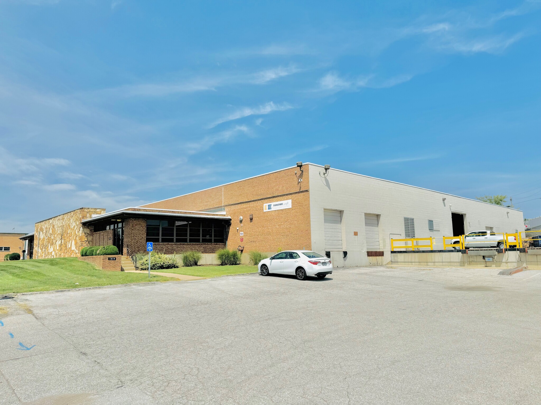 1419-1423 Strassner Dr, Brentwood, MO for lease Building Photo- Image 1 of 4