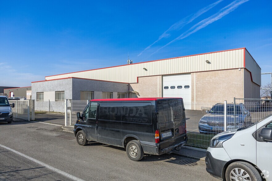 Flex in Chassieu for lease - Building Photo - Image 2 of 2