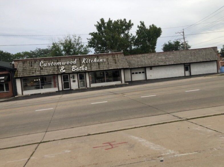 17 E Chicago Ave, Westmont, IL 60559