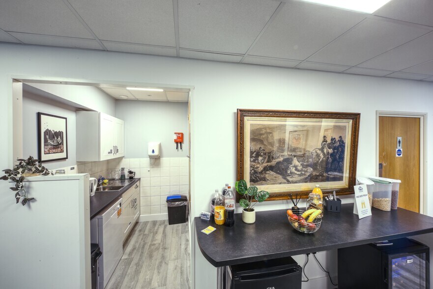 30 Worthing Rd, Horsham for lease - Interior Photo - Image 2 of 11