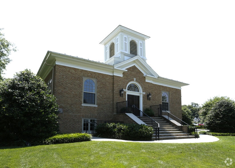 47 W River Rd, Rumson, NJ 07760