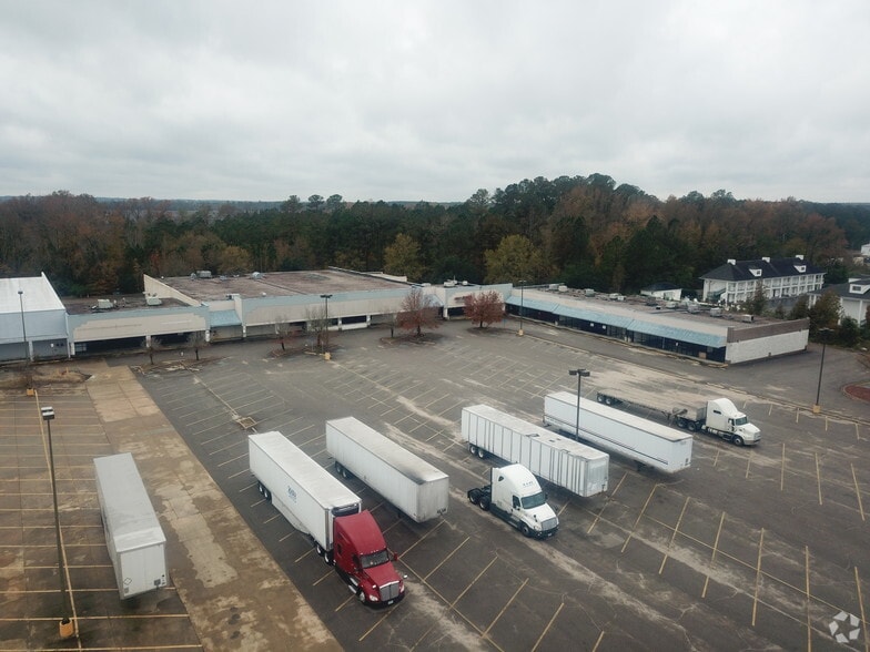 Chesterfield Commons - Auction portfolio of 2 properties for sale on LoopNet.com - Primary Photo - Image 1 of 2