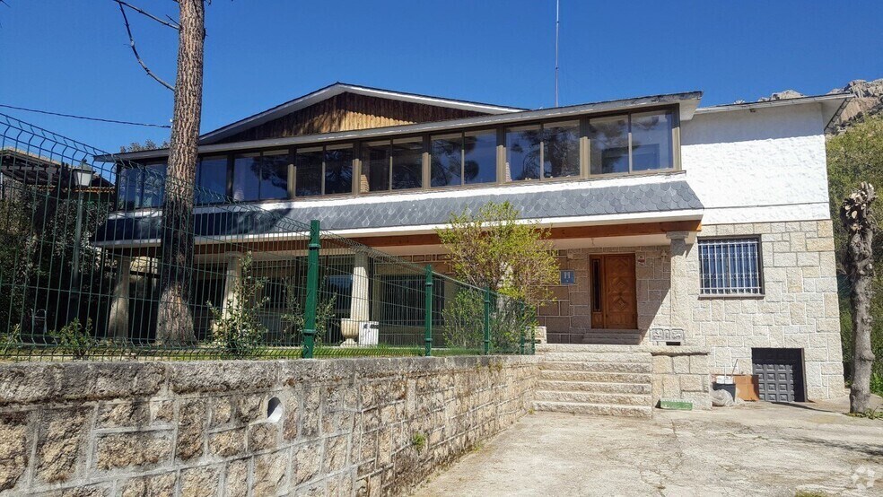 Retail in Manzanares el Real, Madrid for sale - Primary Photo - Image 1 of 51