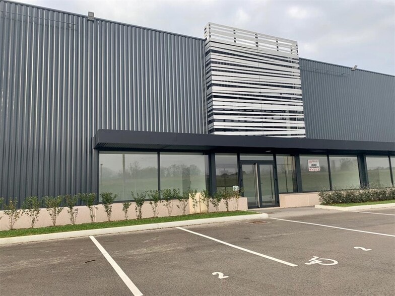 Industrial in Certines for lease - Building Photo - Image 3 of 11