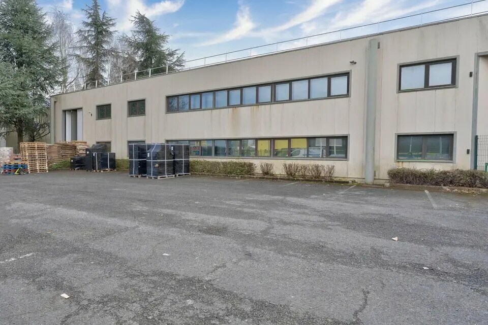 Flex in Pontault-Combault for lease Building Photo- Image 1 of 4