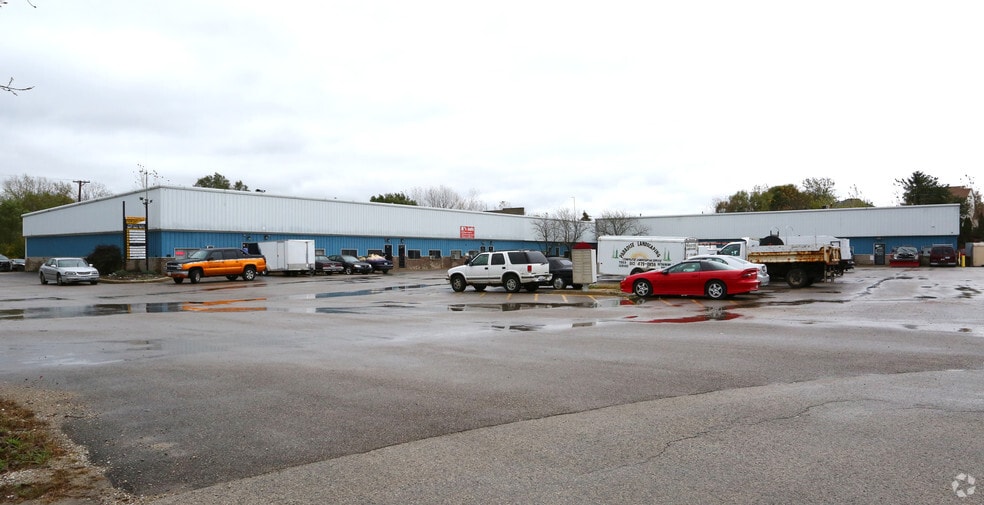 14-16 Prosper Ct, Lake In The Hills, IL for lease - Building Photo - Image 2 of 5