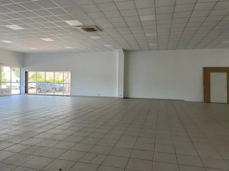 Retail in Veigné for lease Interior Photo- Image 1 of 3