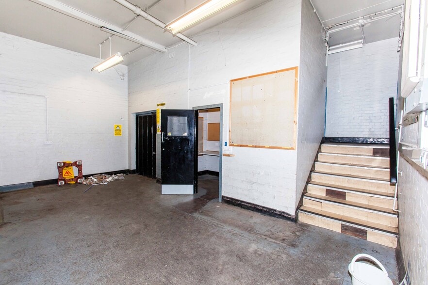 32-34 Market Pl, Bolsover for lease - Building Photo - Image 3 of 4