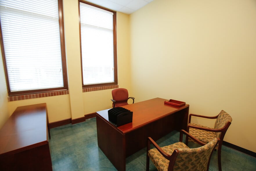 1811 S Laredo St, San Antonio, TX for lease - Building Photo - Image 3 of 3