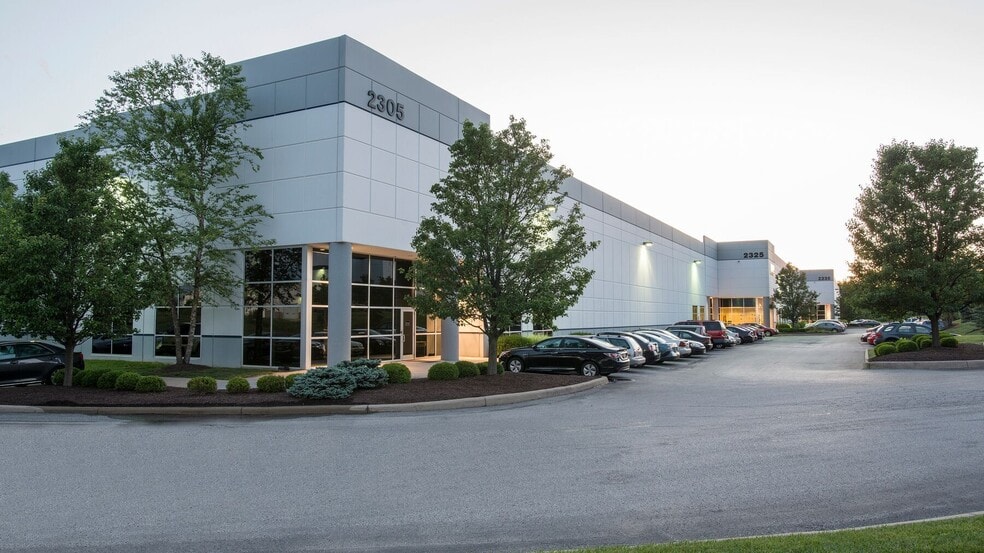 2305-2335 Global Way, Hebron, KY for lease - Building Photo - Image 1 of 5