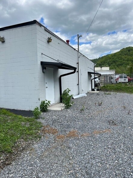 504 Main Ave, Logan, WV for lease - Building Photo - Image 2 of 9