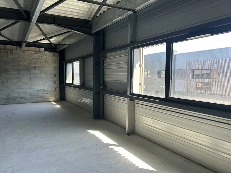 Flex in Vertou for lease - Interior Photo - Image 2 of 5