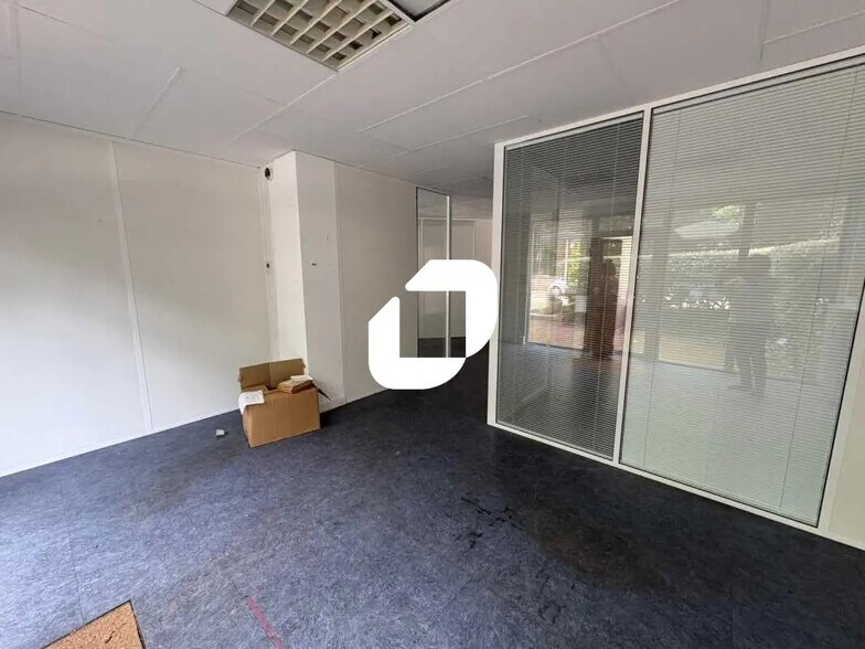 Office in Saint-Germain-en-Laye for lease - Interior Photo - Image 3 of 6