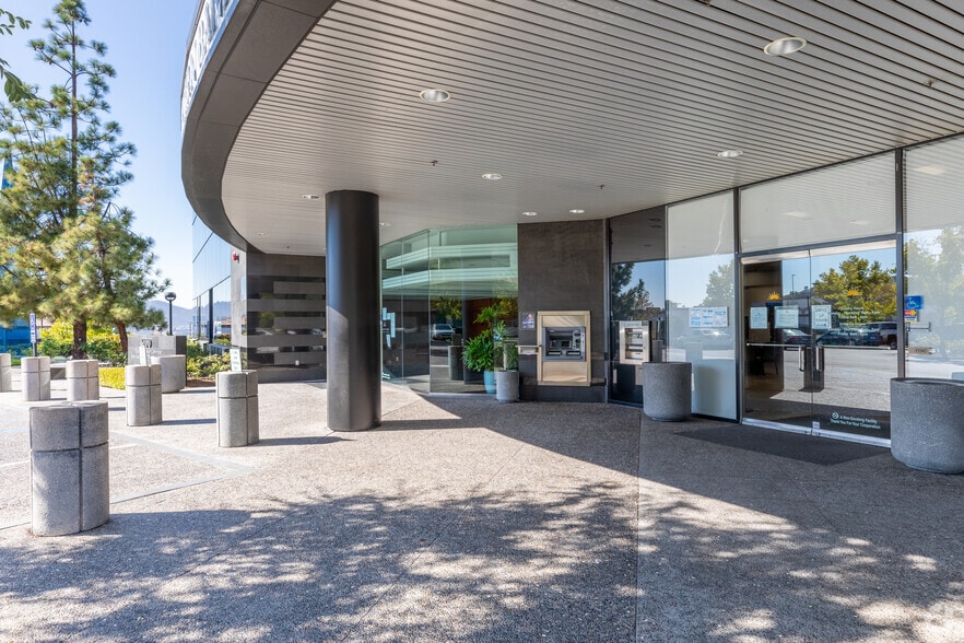 900 Canterbury Pl, Escondido, CA for lease - Building Photo - Image 3 of 20