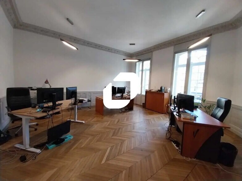 Office in Bordeaux for lease - Building Photo - Image 2 of 20