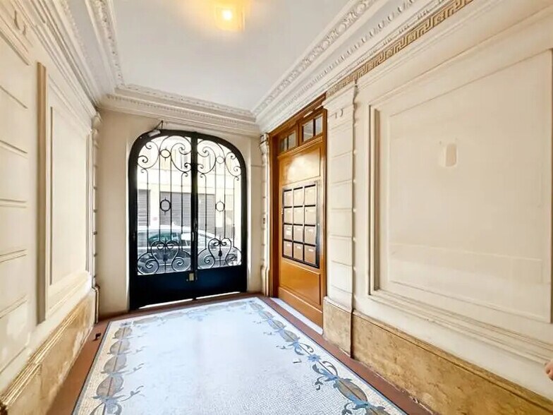 Office in Paris for lease - Building Photo - Image 3 of 4