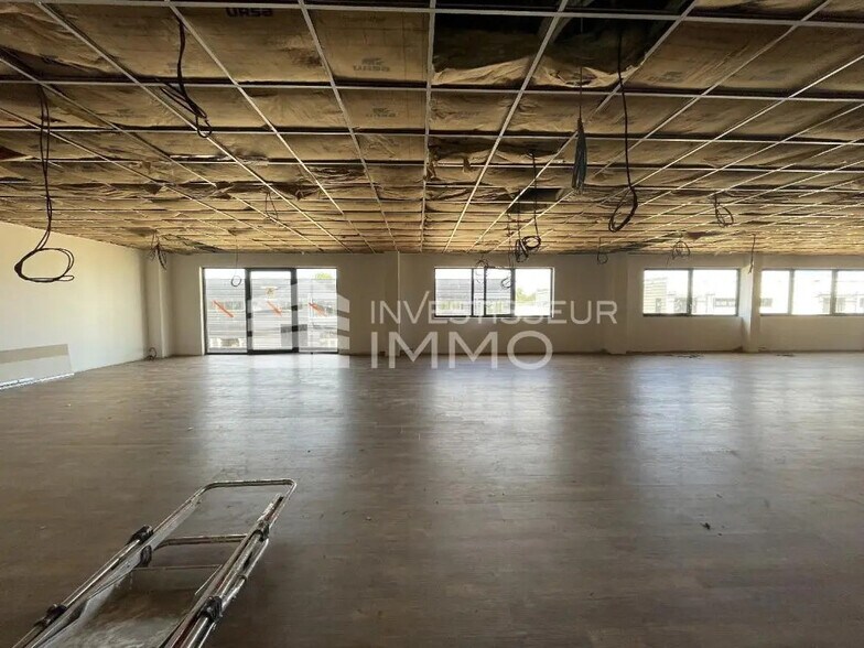 Flex in La Queue-en-Brie for lease - Interior Photo - Image 3 of 4