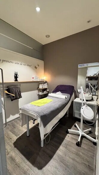 Retail in Lyon for lease - Interior Photo - Image 3 of 9