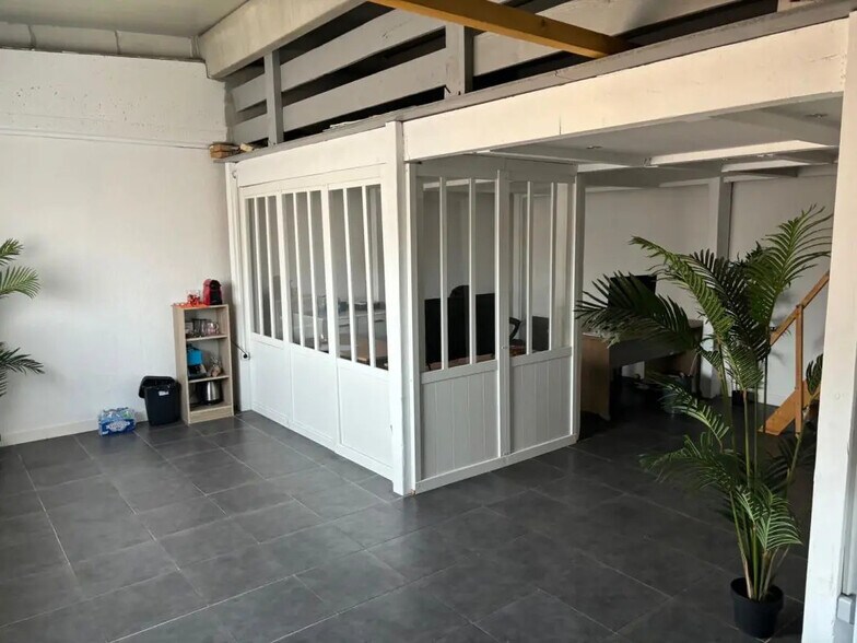 Flex in Puget-sur-Argens for lease - Interior Photo - Image 2 of 4