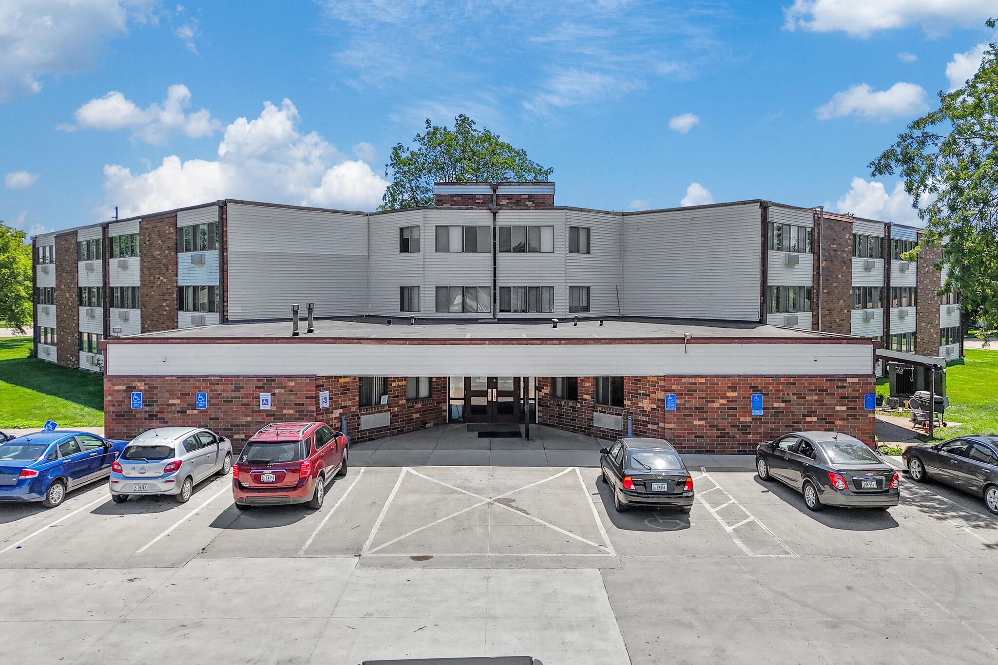 704 E Mapleleaf Dr, Mount Pleasant, IA for sale Building Photo- Image 1 of 23