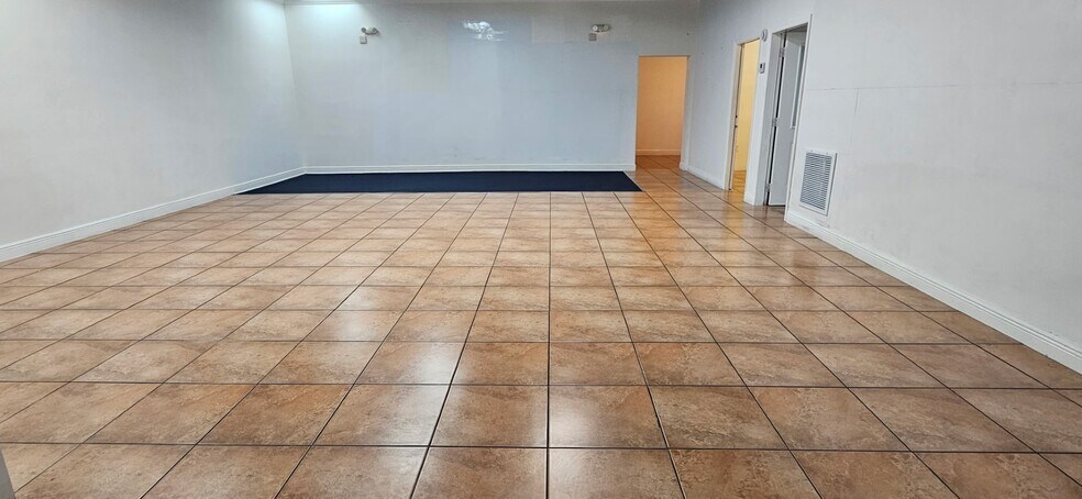 2223 NW 26th Ave, Miami, FL for lease - Building Photo - Image 3 of 7