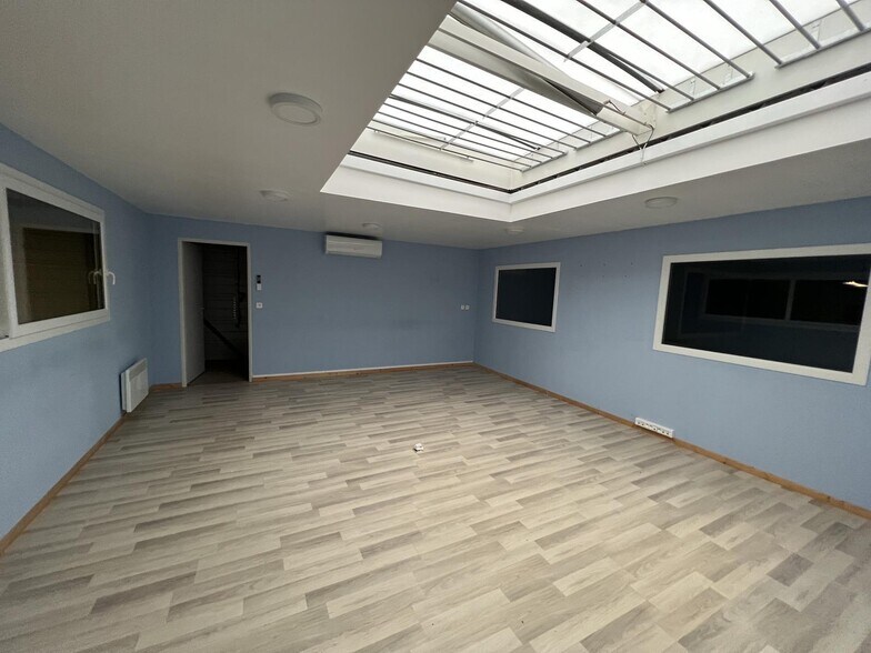 Flex in Reims for lease - Interior Photo - Image 3 of 6