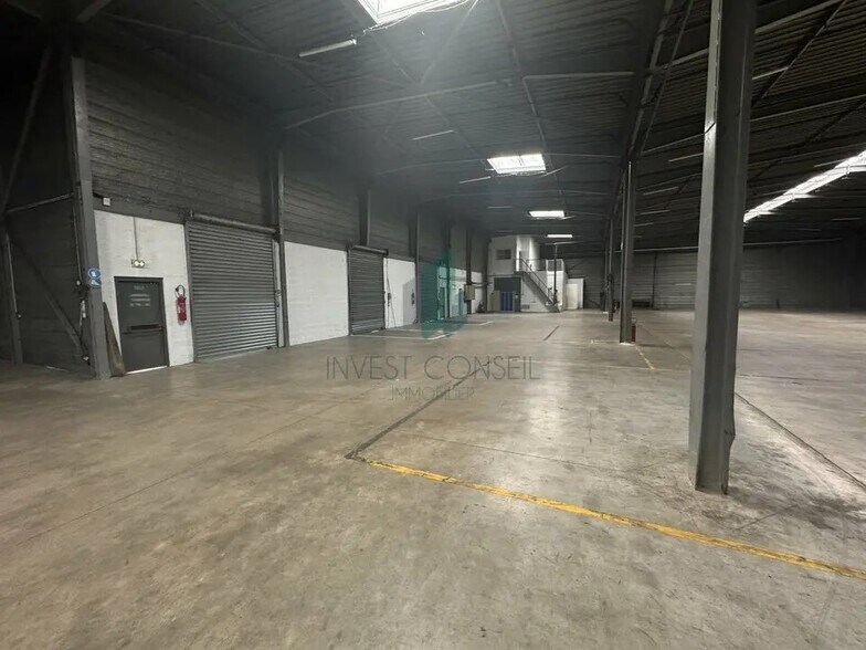 Flex in Louvres for lease - Building Photo - Image 3 of 9