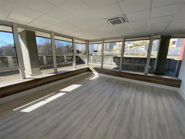 Office in Maisons-Alfort for lease - Interior Photo - Image 1 of 7