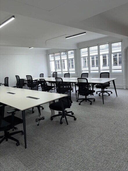 11 Rue Des Petites Ecuries, Paris for lease - Interior Photo - Image 2 of 10