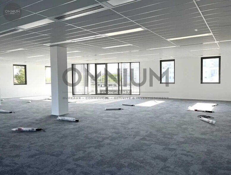 Office in Vénissieux for lease - Interior Photo - Image 2 of 8