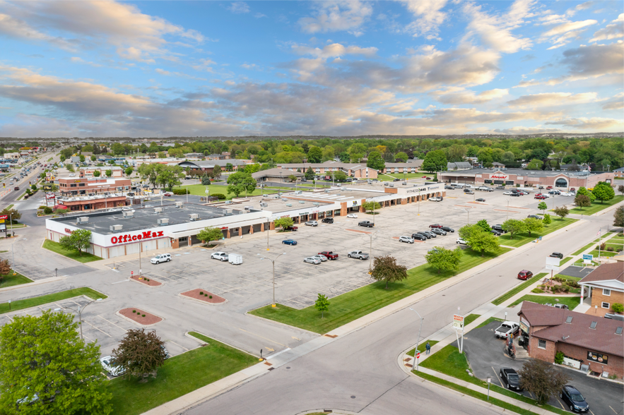 1319-1413 Creston Park Dr, Janesville, WI for sale - Building Photo - Image 1 of 17