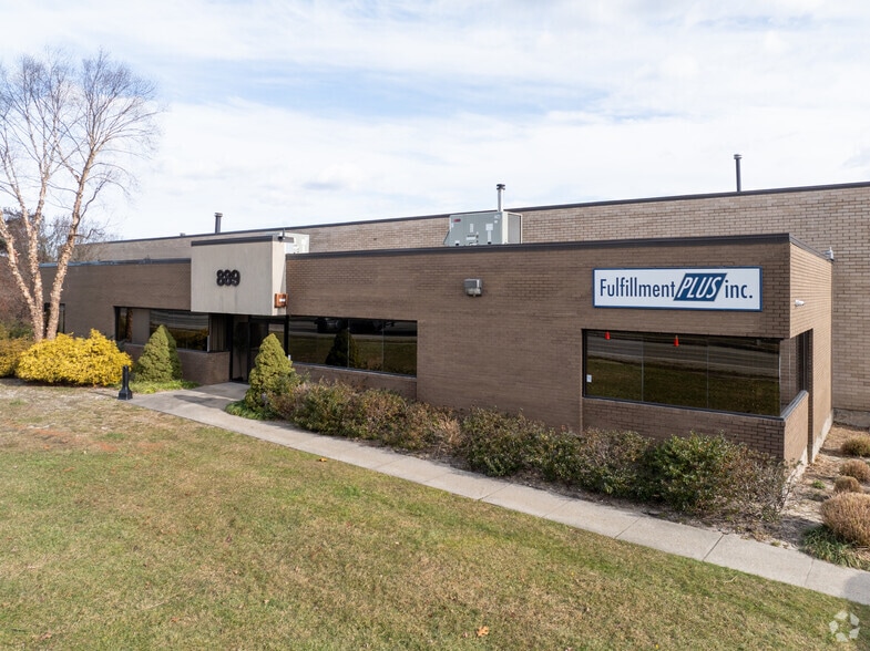 889 Waverly Ave, Holtsville, NY for lease - Primary Photo - Image 1 of 5