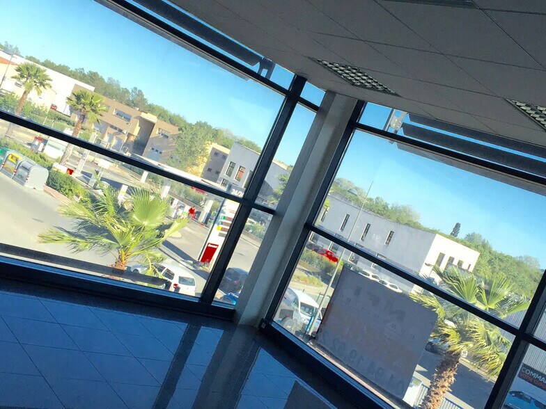 Office in ROQUEBRUNE-SUR-ARGENS for lease - Interior Photo - Image 2 of 3