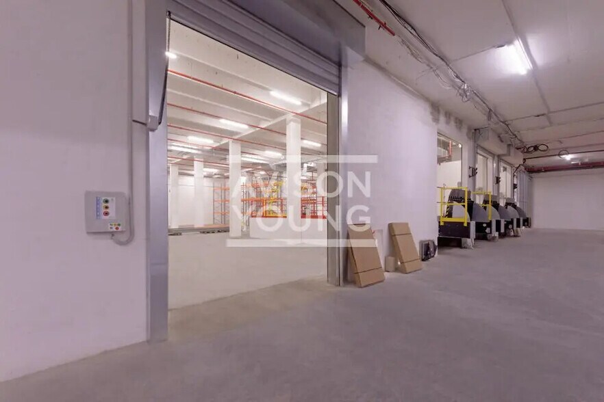 Flex in Paris for lease - Interior Photo - Image 1 of 6