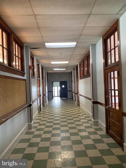 6649 Tulip St, Philadelphia, PA for sale - Interior Photo - Image 3 of 24