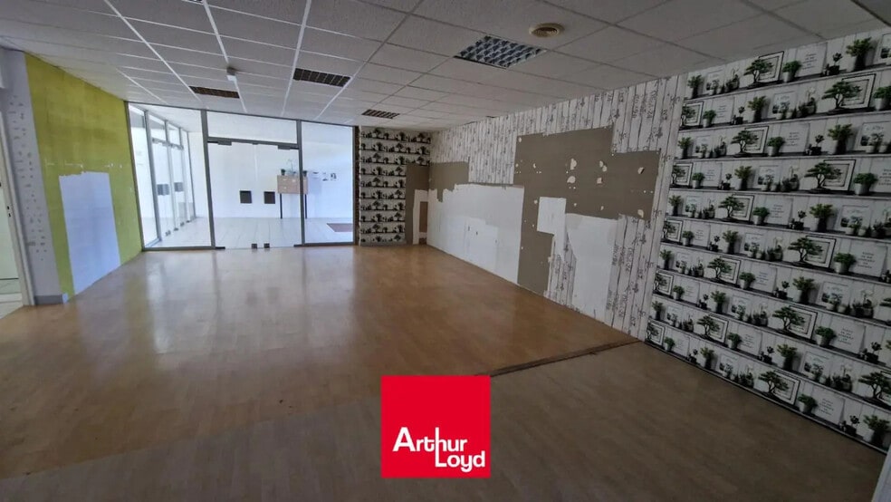 Retail in Mondeville for sale - Interior Photo - Image 2 of 4