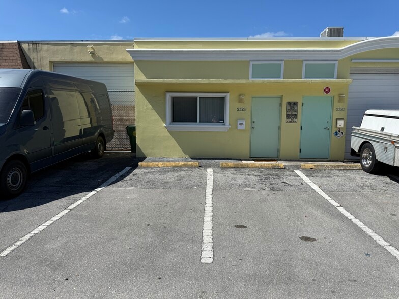 2301-2325 NW 30th St, Oakland Park, FL for lease - Building Photo - Image 3 of 14