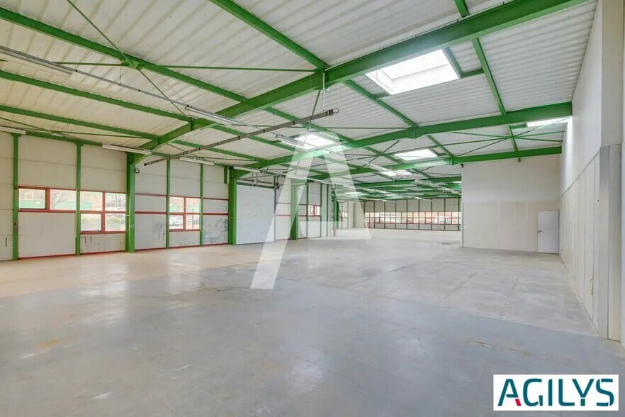 Flex in Saint-Thibault-des-Vignes for lease - Interior Photo - Image 1 of 9