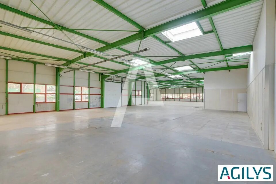 Flex in Saint-Thibault-des-Vignes for lease Interior Photo- Image 1 of 10