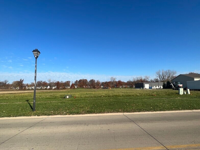 32868 Pin Oak Pkwy, Avon Lake, OH for sale - Primary Photo - Image 1 of 5