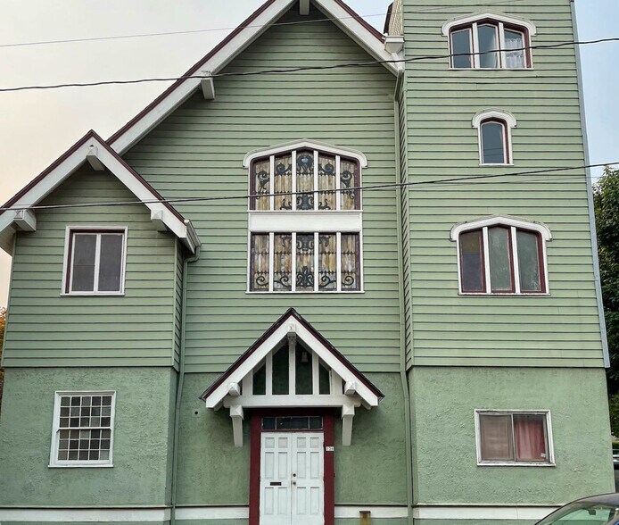 136 SW Meade St, Portland, OR 97201