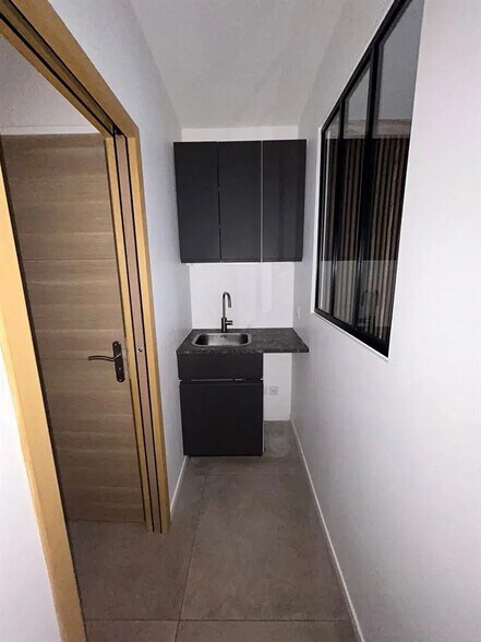 Retail in Enghien-les-Bains for lease - Interior Photo - Image 2 of 3