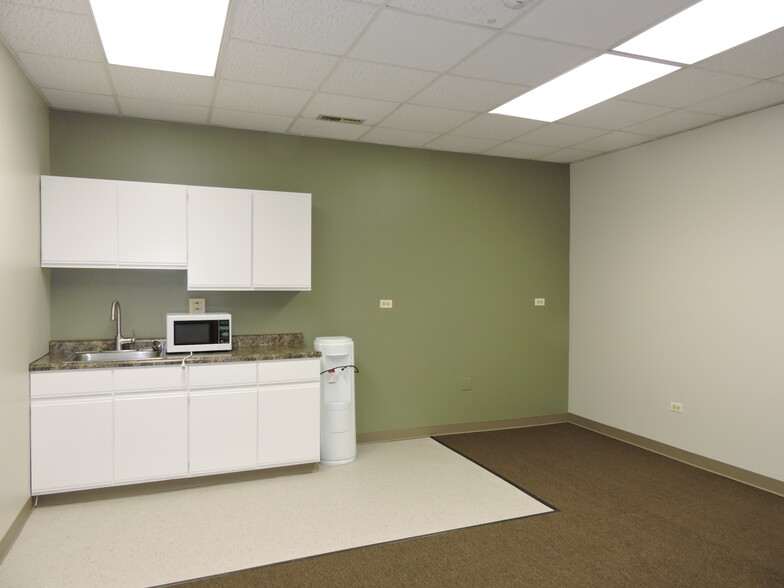 600-610 W 5th Ave, Naperville, IL for lease - Interior Photo - Image 3 of 10