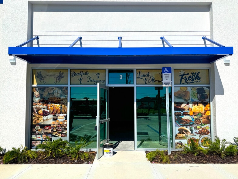 122 Chiquita S Blvd, Cape Coral, FL for lease - Building Photo - Image 1 of 8