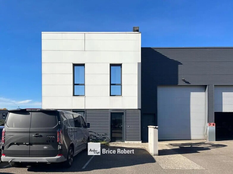 73 Rue Mathieu Dussurgey, Saint-Fons for sale - Building Photo - Image 1 of 5