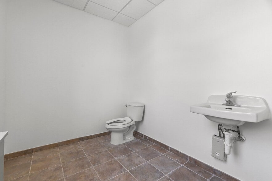 210 Augusta St, South Amboy, NJ for lease - Building Photo - Image 3 of 19