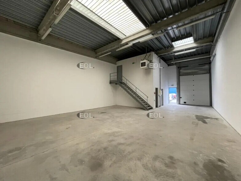 Flex in Chambly for lease - Building Photo - Image 3 of 7