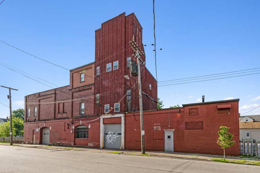 3135 Sackett Ave, Cleveland, OH for sale - Building Photo - Image 2 of 11