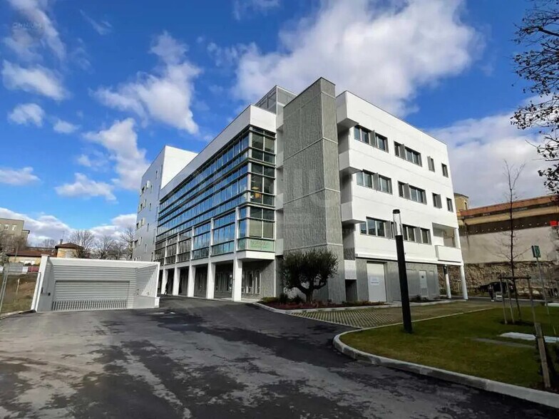 Office in Lyon for lease - Building Photo - Image 3 of 174