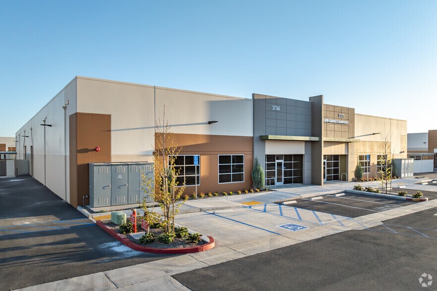 37361 Industry Way, Murrieta, CA for lease - Building Photo - Image 1 of 7